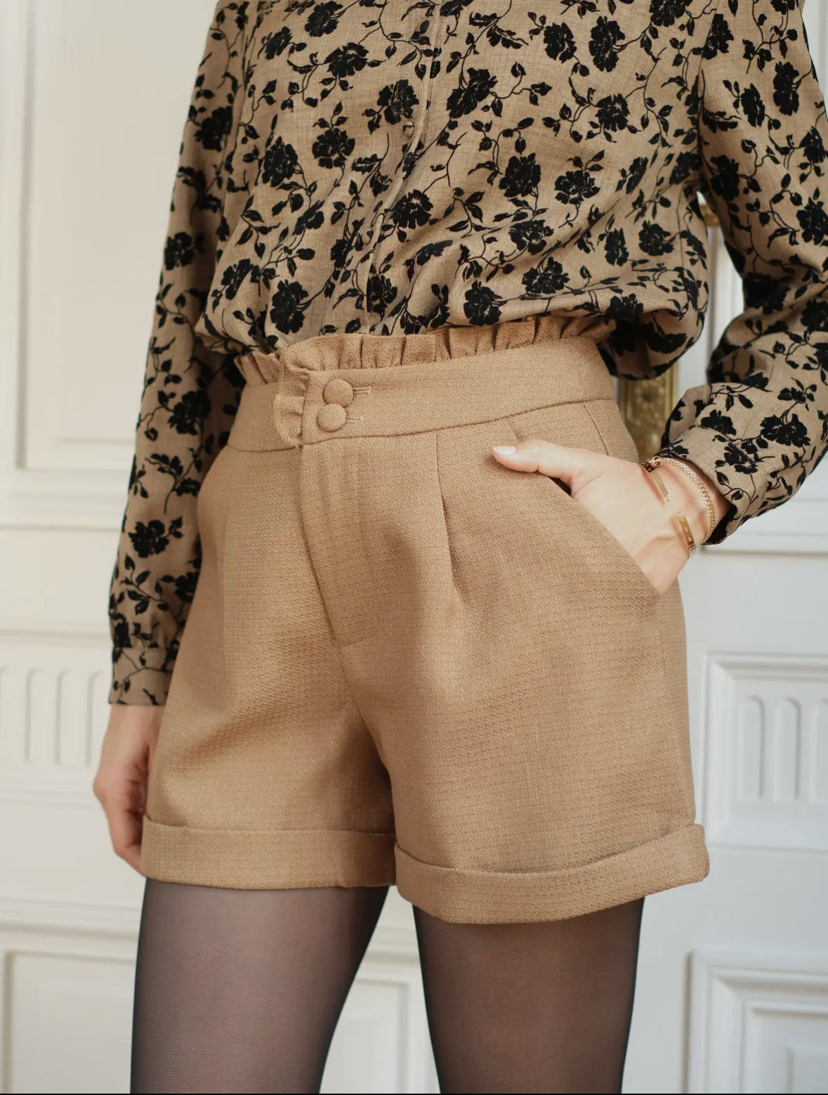 Short a revers con volant camel