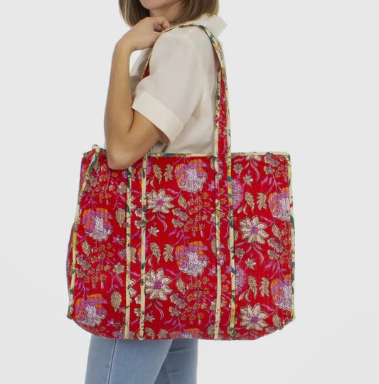 Borsa in cotone trapuntata floreale con zip e taschina frontale in 3 colori