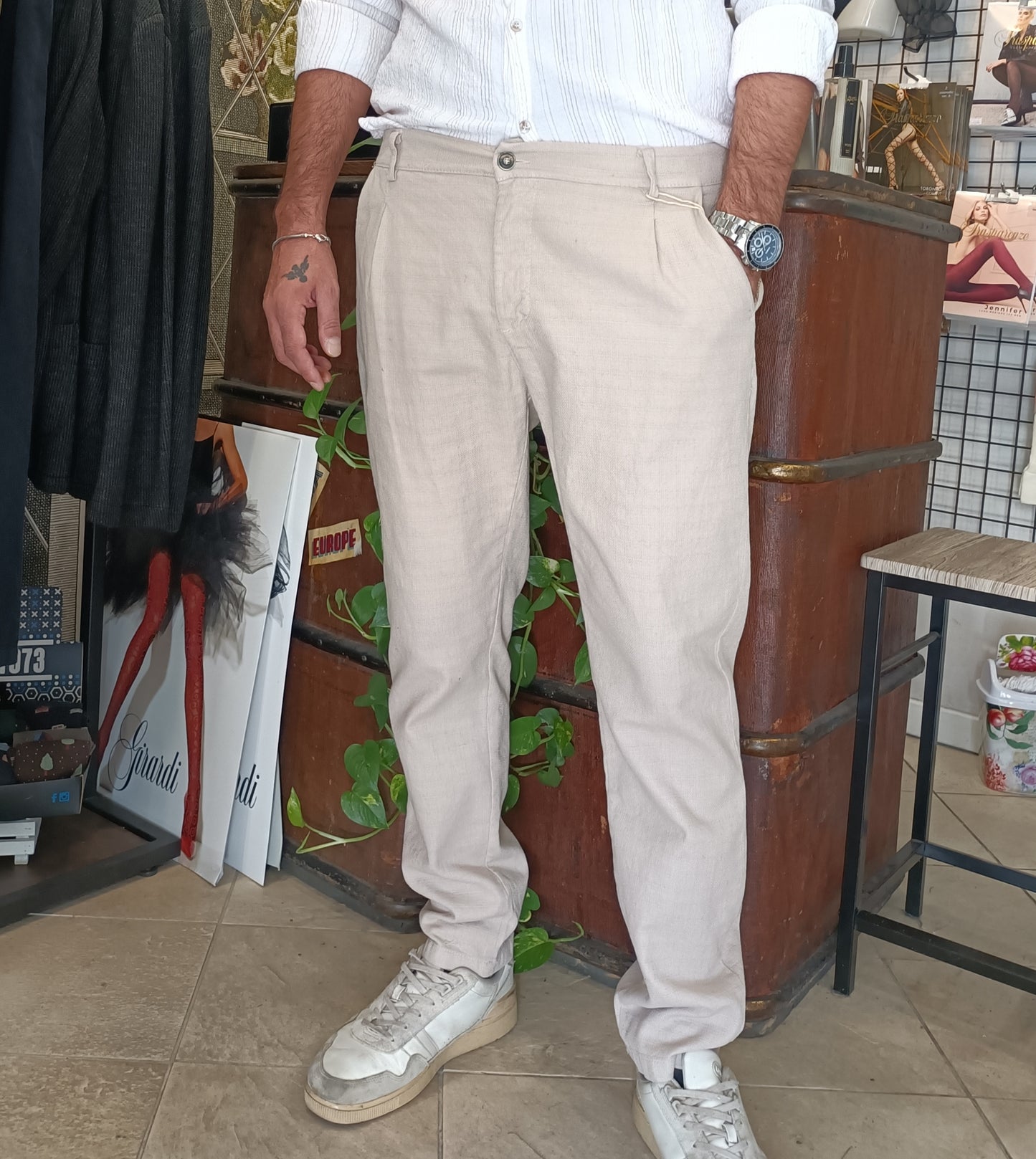 Pantaloni beige con pences