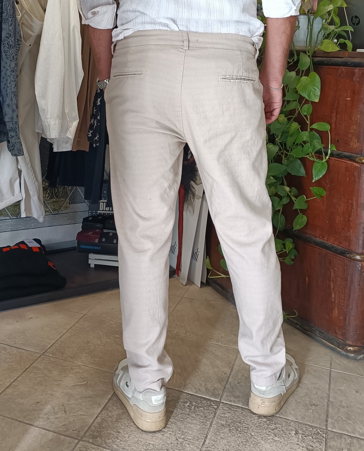 Pantaloni beige con pences