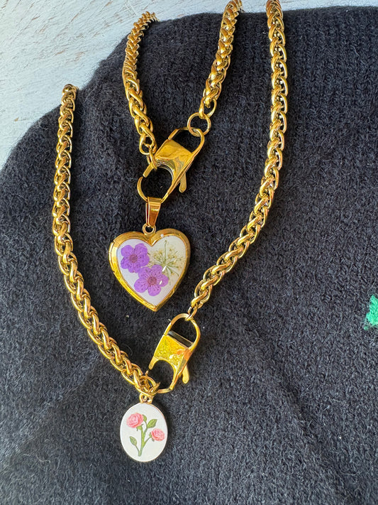 Collana in acciaio inossidabile color oro con ciondolo cuore apribile con fiori essiccati