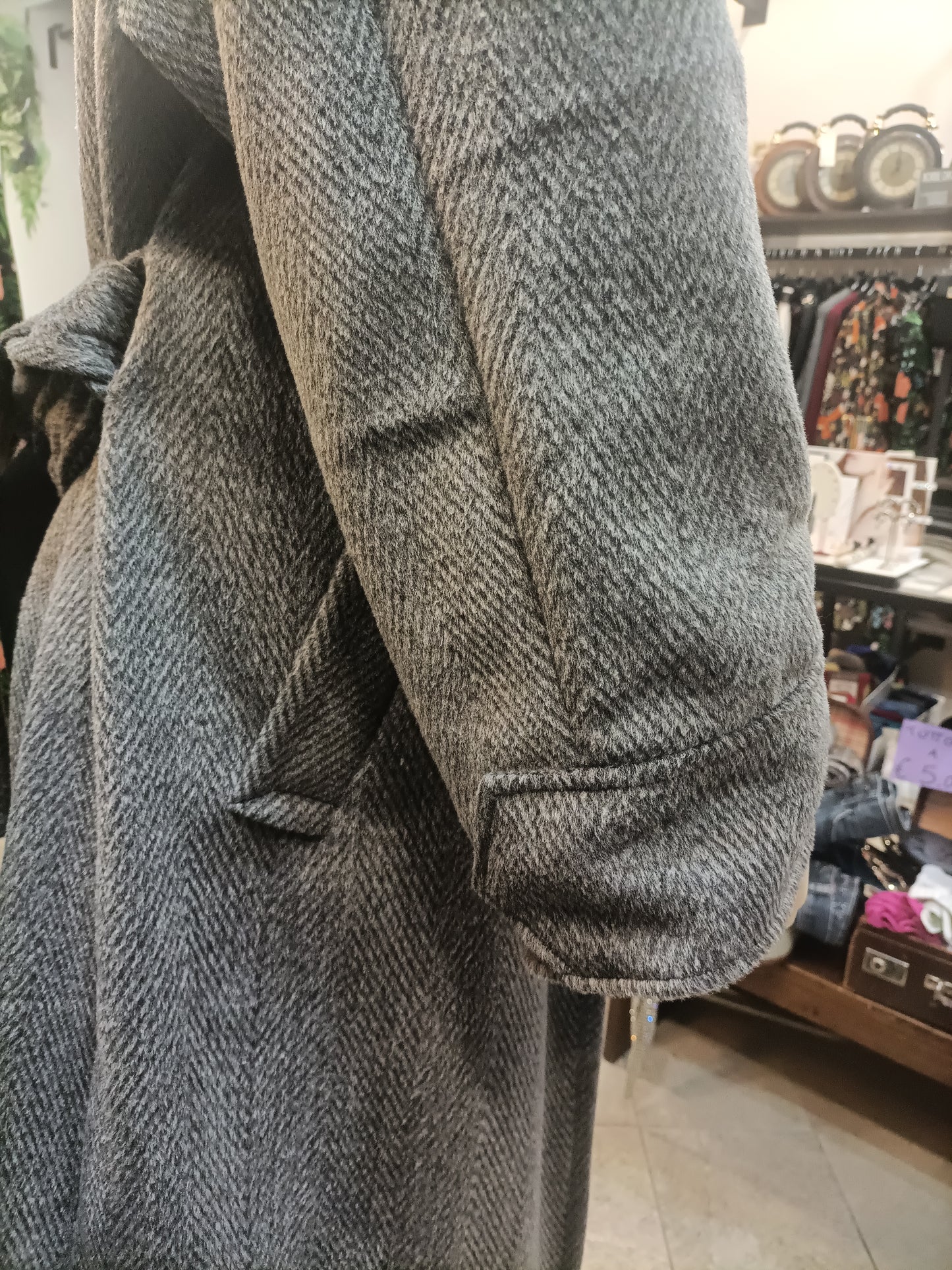 Cappotto grigio lungo con spille e cintura