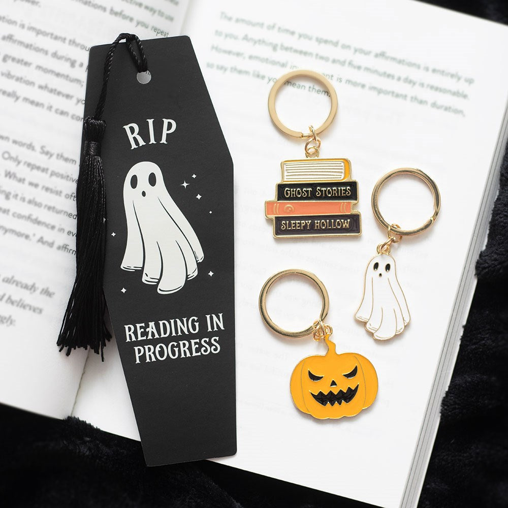 Portachiavi Smaltato "The Haunted Library" – Pila di Libri Gotici