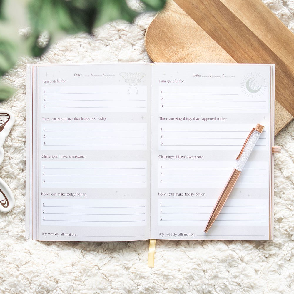 PREORDINE (Disponibile dal 27 Agosto) Diario di Riflessione Quotidiana “Luna Moth” con Penna in Quarzo Ialino – Guided Journal per Mindfulness e Gratitudine