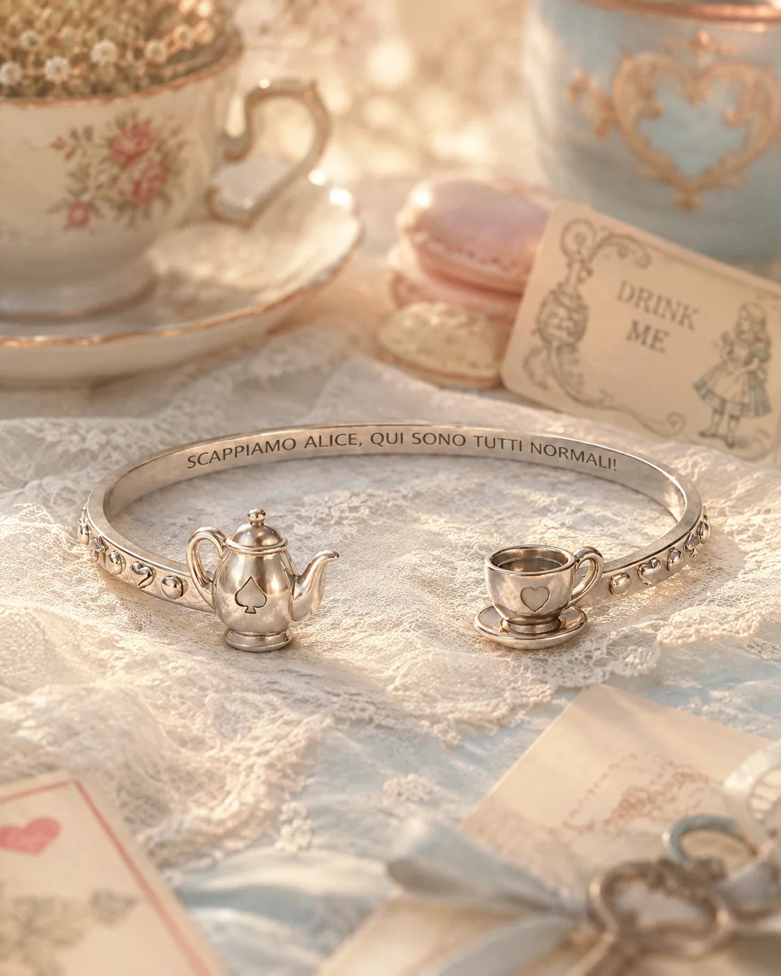 Bracciale “Scappiamo Alice, qui sono tutti normali!” con teiera e tazzina in acciaio 316L
