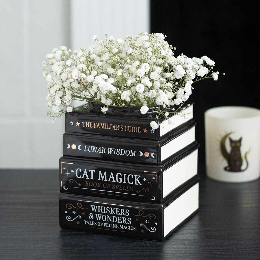 Vaso a forma di pila di libri "Black Cat Magick"