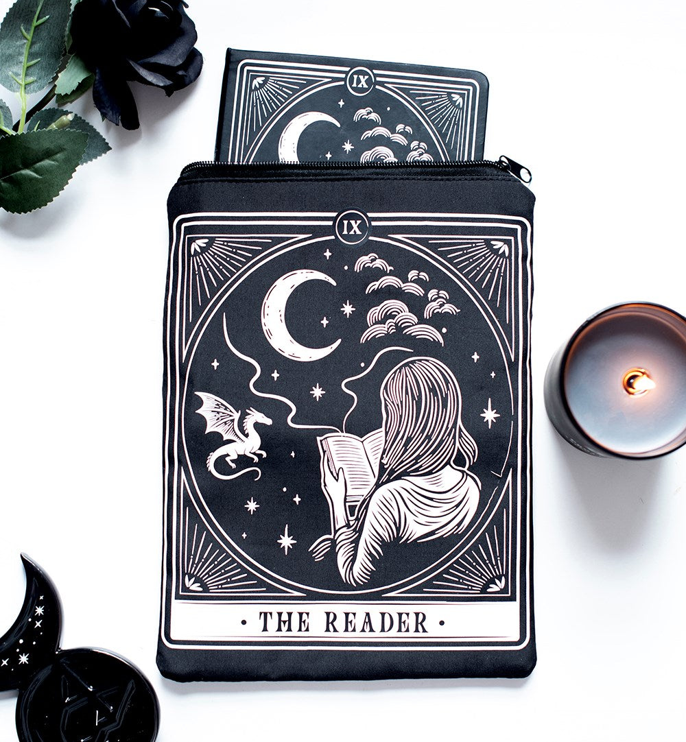 PREORDINE (Disponibile dal 27 Agosto) Custodia Porta-Libri Gotica “The Reader” – Pochette Proteggi Libri in Stile Tarocchi