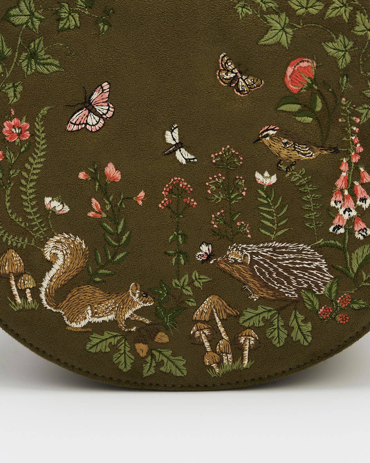 Borsa a sella Charlotte Meadow ricamata in suedette kaki - Fable England