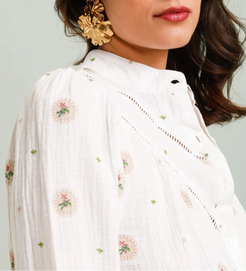 Blusa bohémien francese romantica in mussola di cotone con ricami floreali -  in 2 colori