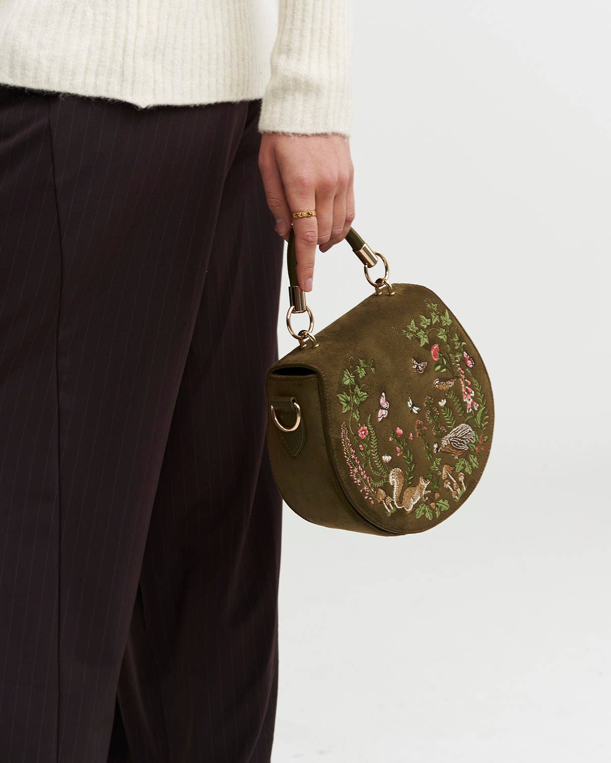 Borsa a sella Charlotte Meadow ricamata in suedette kaki - Fable England