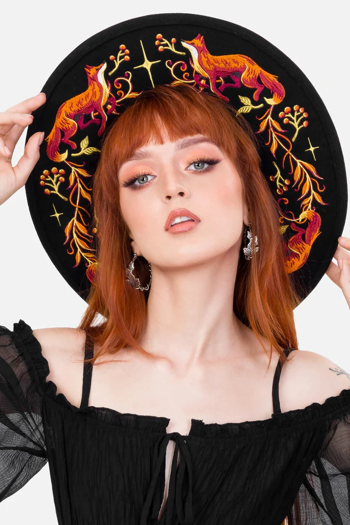 Cappello a Tesa Larga Embers - Cappello in Lana Nera con Ricami di Volpi e Piante