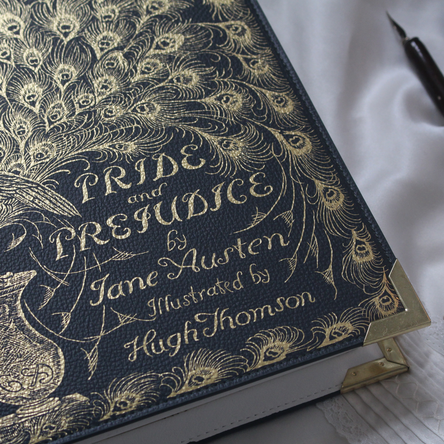 Borsa a Tracolla di Lusso con Finitura in Oro Orgoglio e Pregiudizio