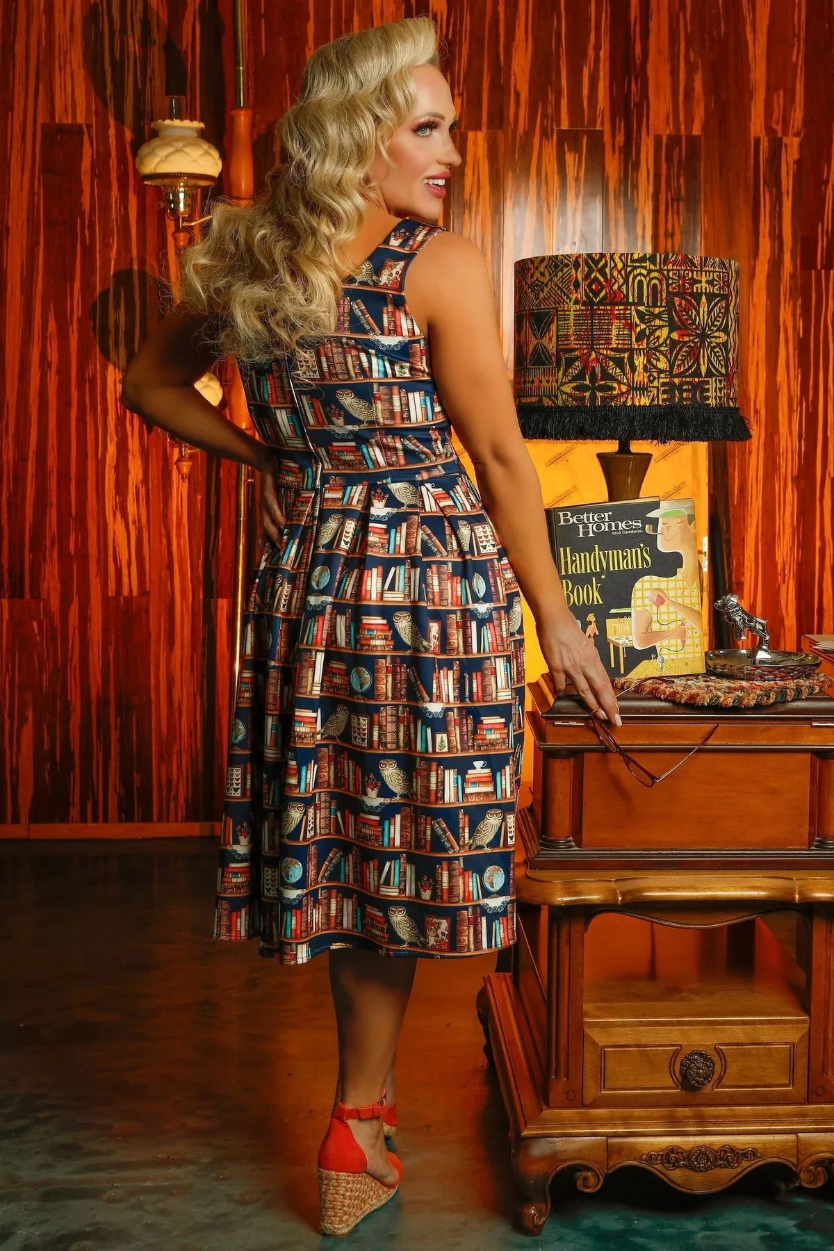Abito swing Amanda anni '50 con stampa gufi e libri