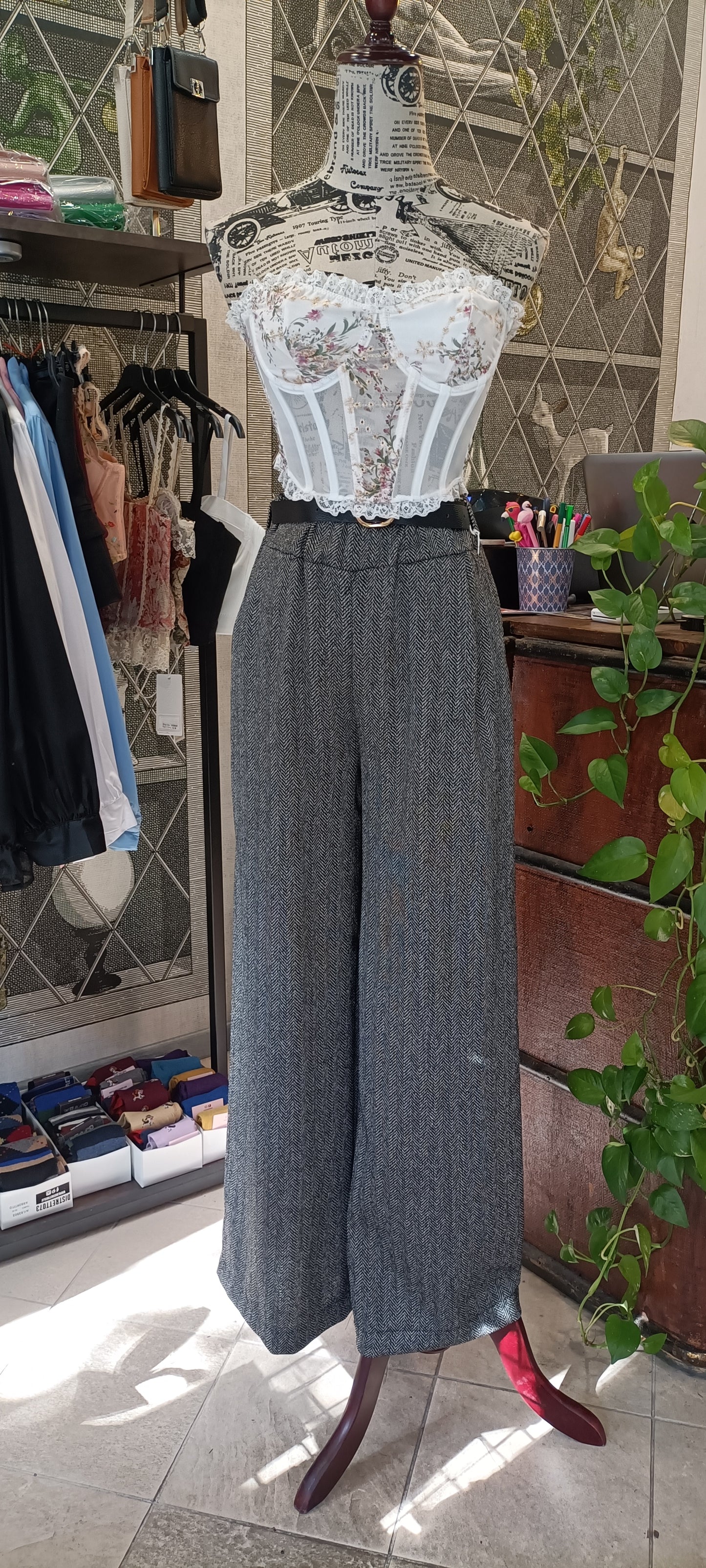 Pantaloni wide leg a spina di pesce con cintura grigi