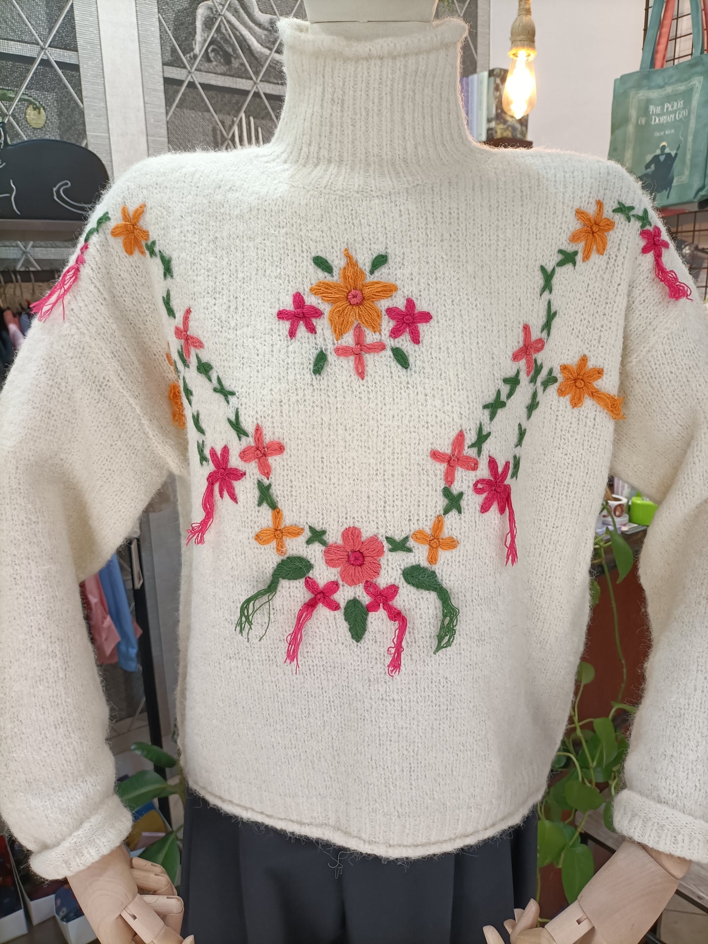 Maglione a collo alto con fiori e nappe panna