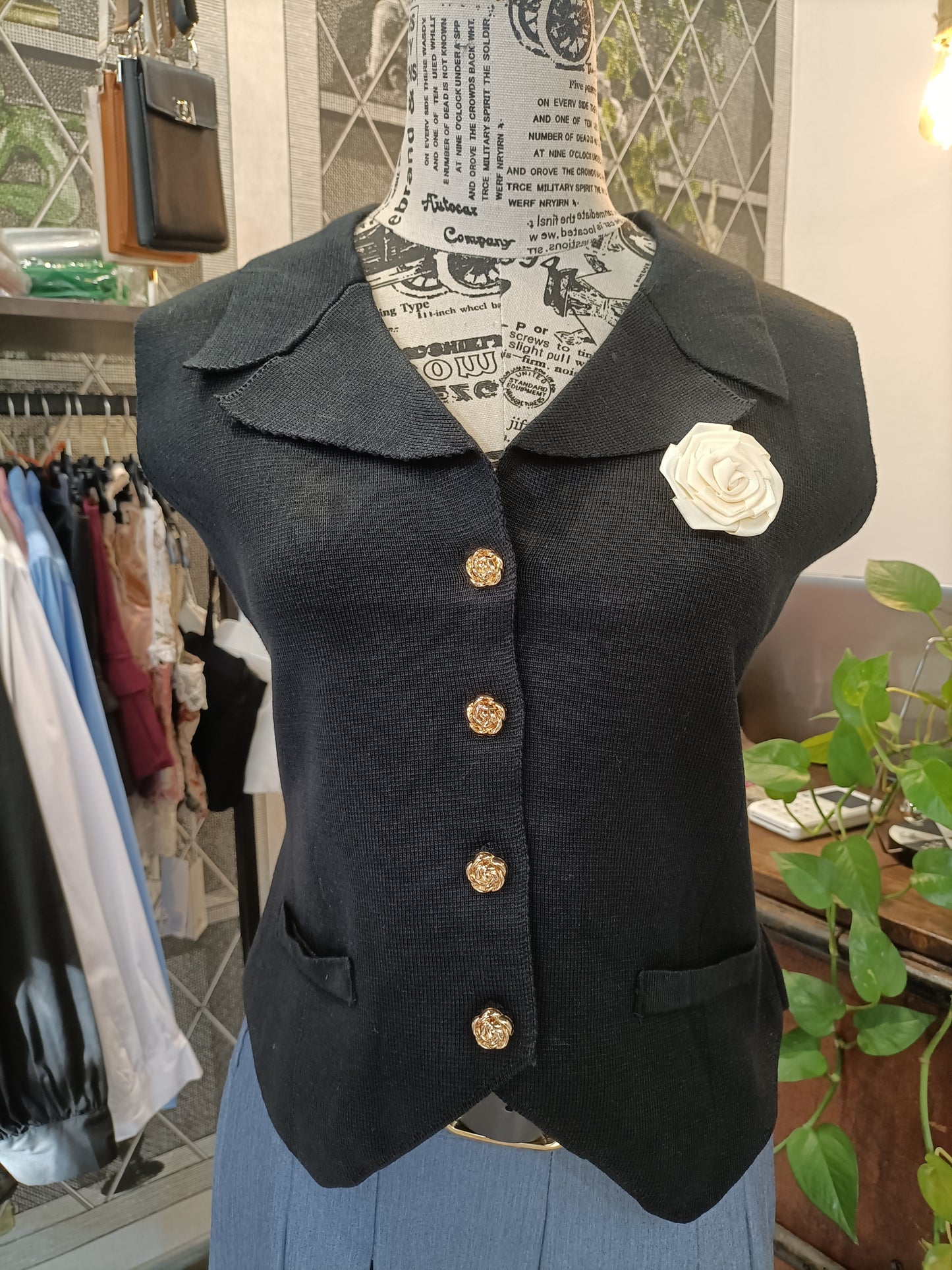 Gilet con colletto e spilla Rose nero