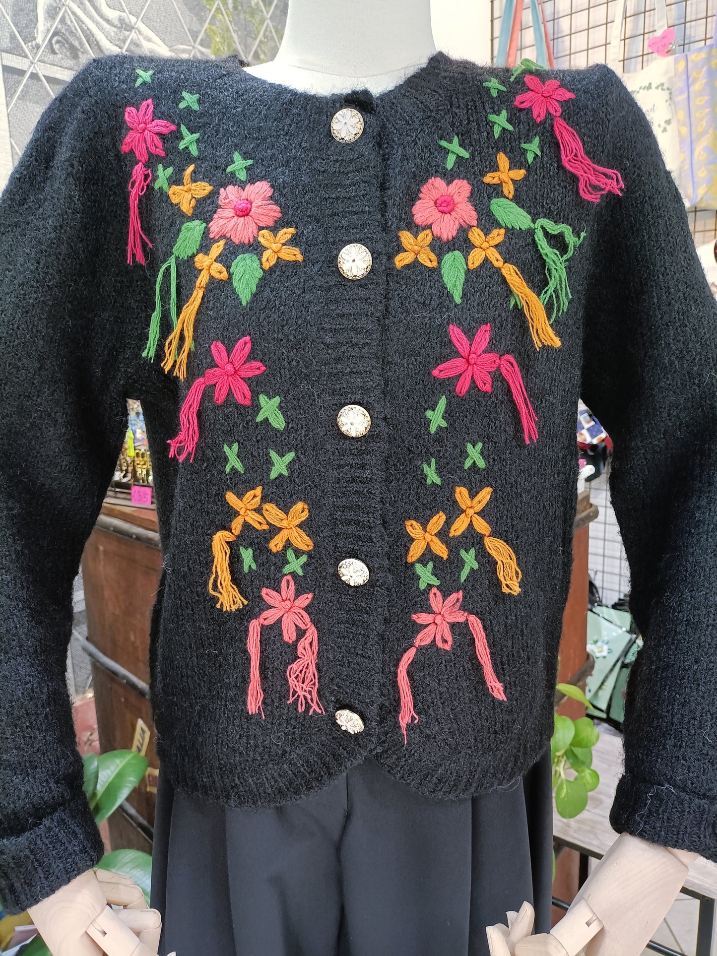 Curiosities

Cardigan nappe e fiori nero in stile vintage