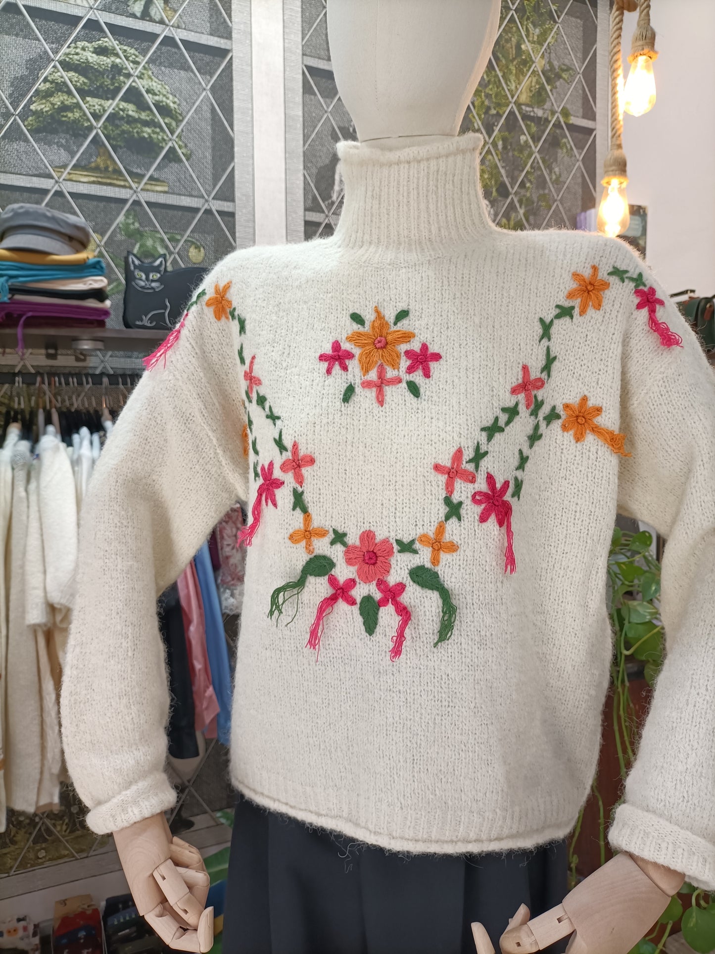 Maglione a collo alto con fiori e nappe panna