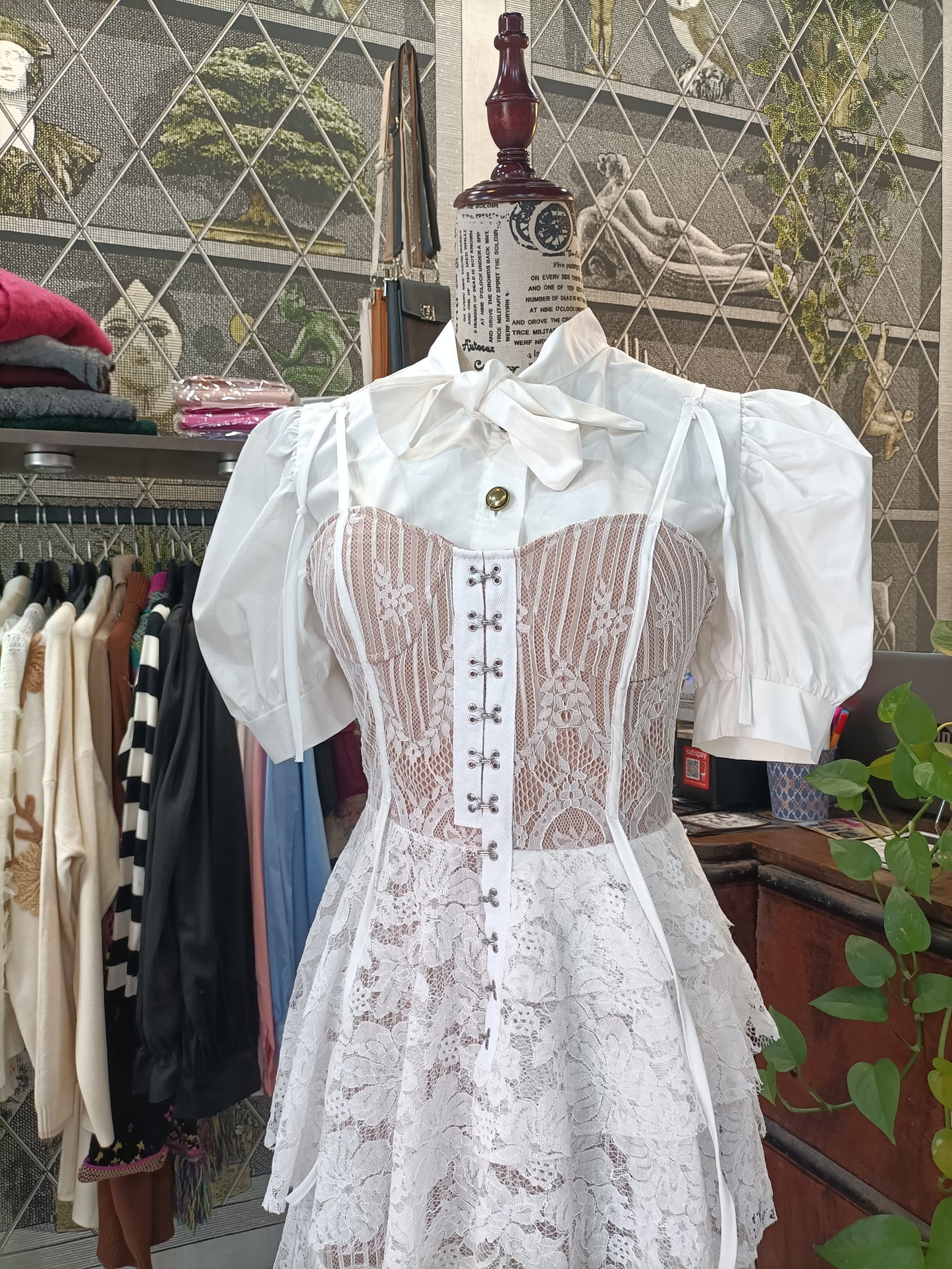 Abito corsetto in pizzo con gonna a balze asimmetrica Vivy