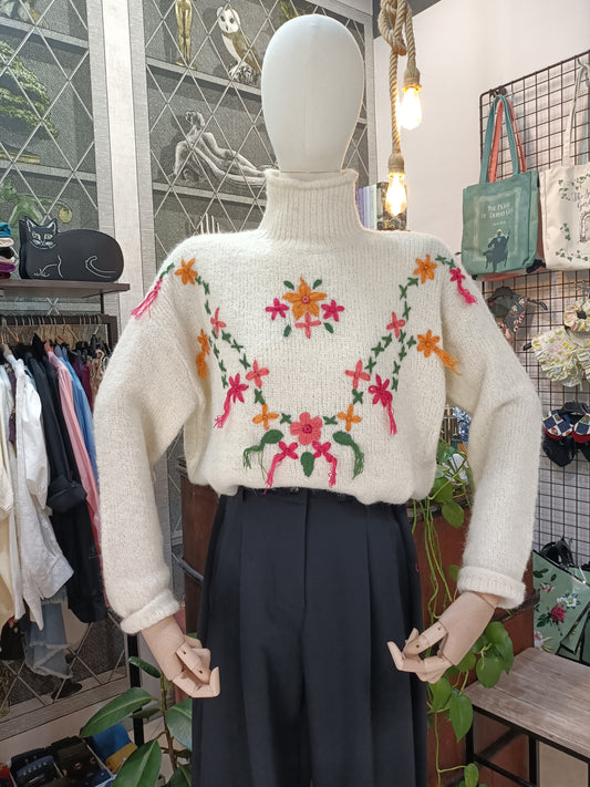 Maglione a collo alto con fiori e nappe panna