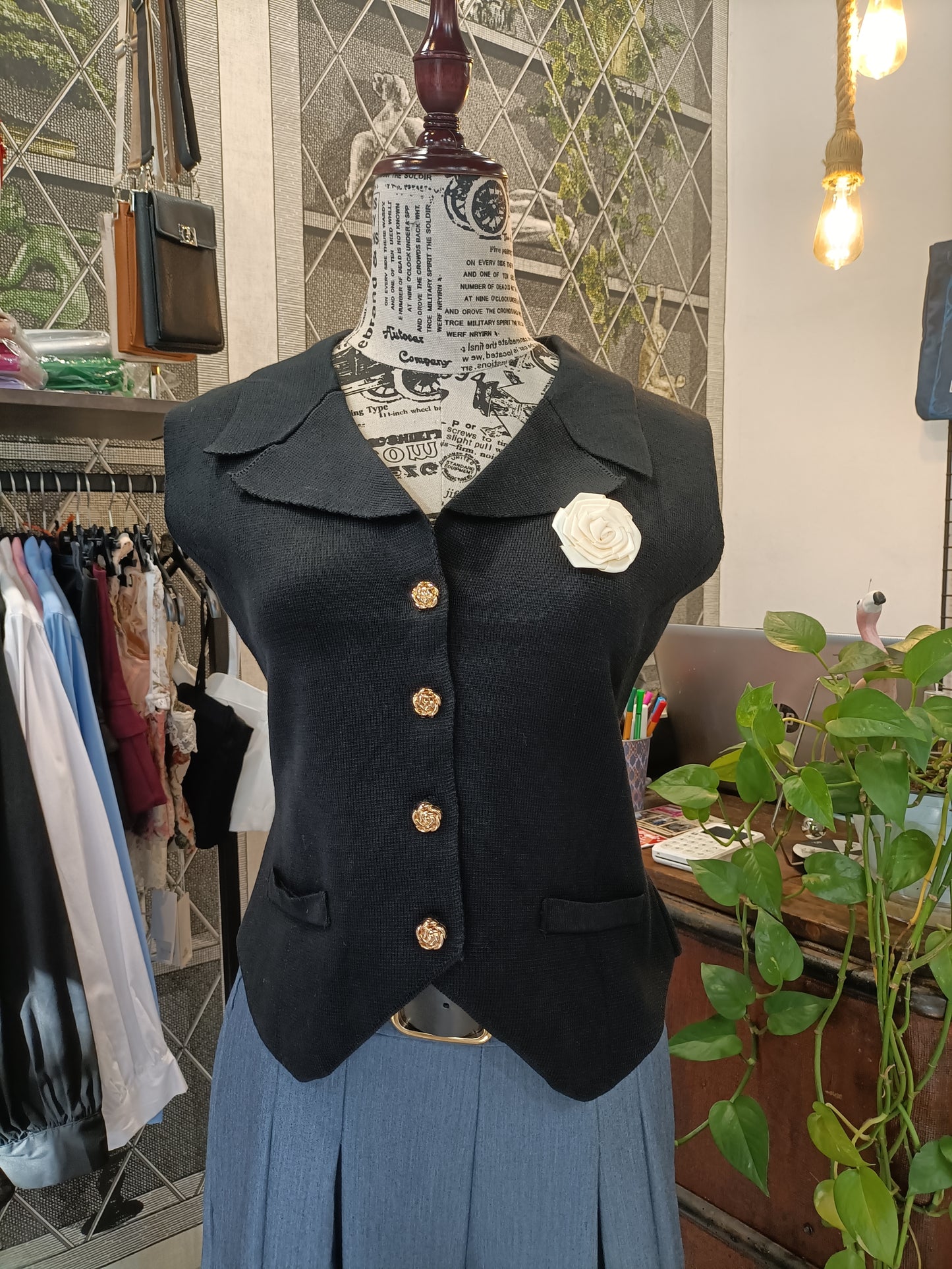 Gilet con colletto e spilla Rose nero