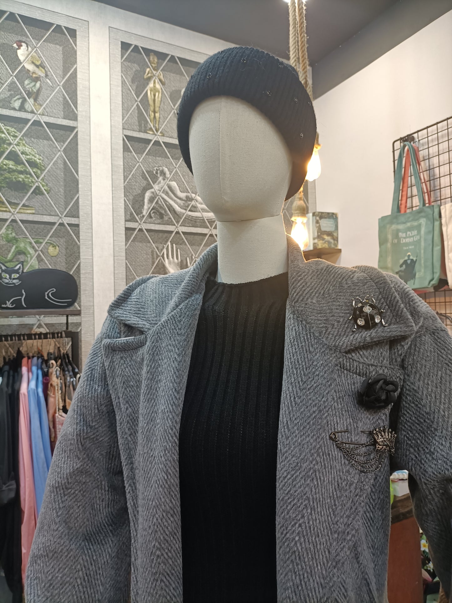 Cappotto grigio lungo con spille e cintura