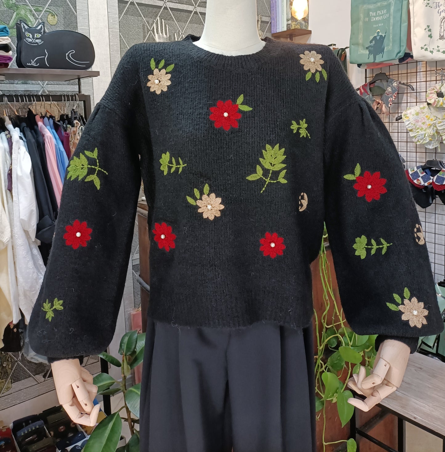 Maglione Fiori ricamato nero a maniche lunghe a palloncino