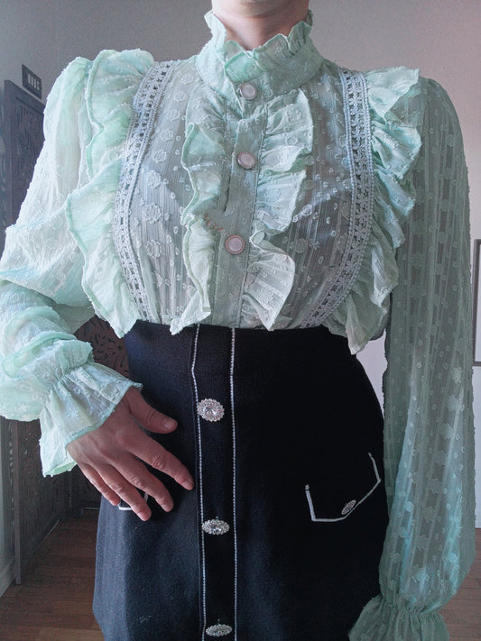 Camicia romantica Odette vintage style Retrò verde con bottoni gioiello e rouches