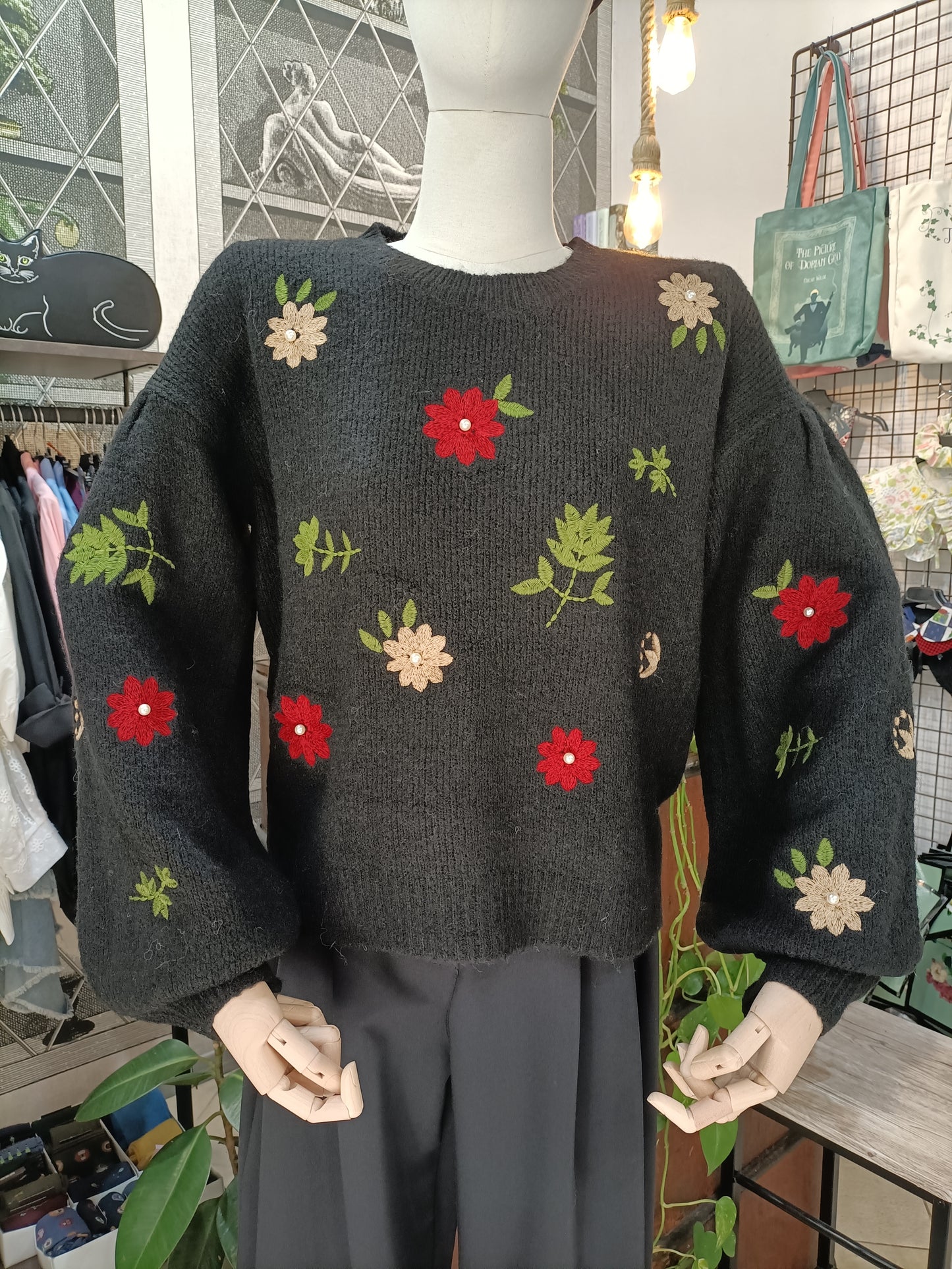 Maglione Fiori ricamato nero a maniche lunghe a palloncino