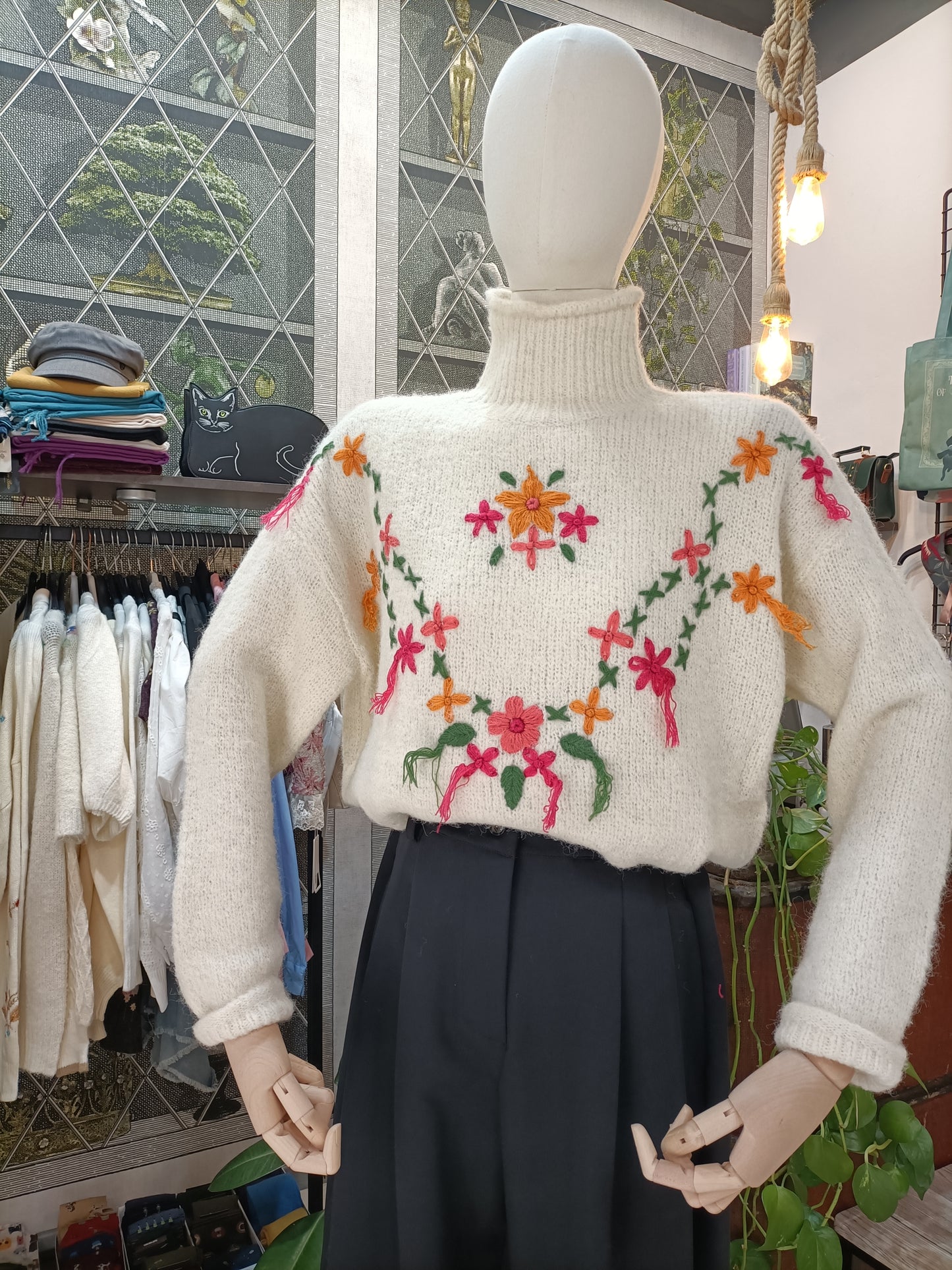 Maglione a collo alto con fiori e nappe panna