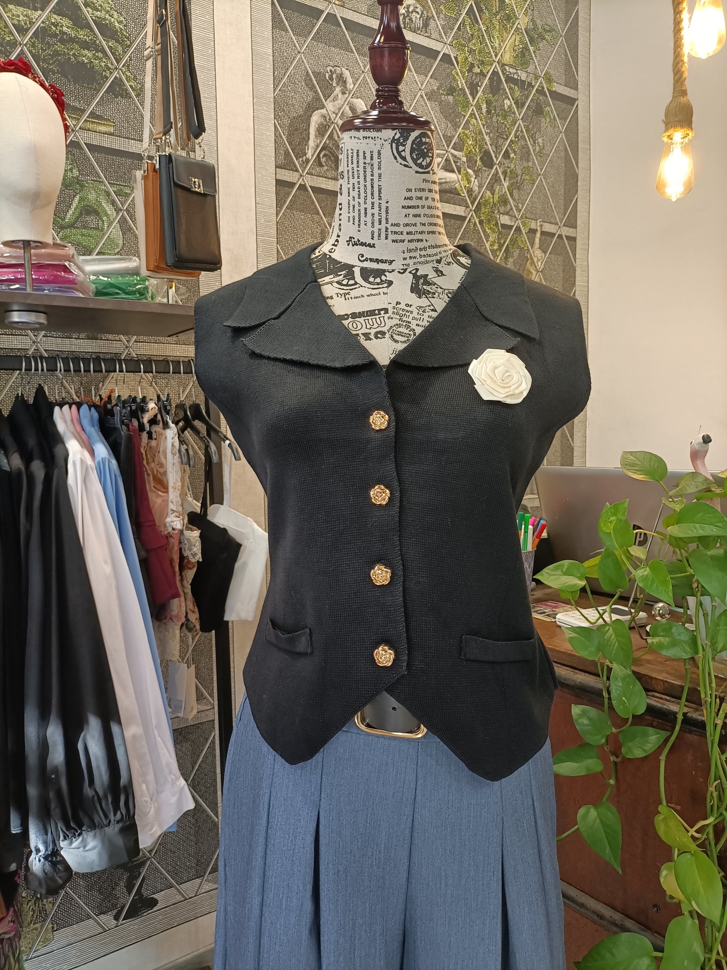 Gilet con colletto e spilla Rose nero