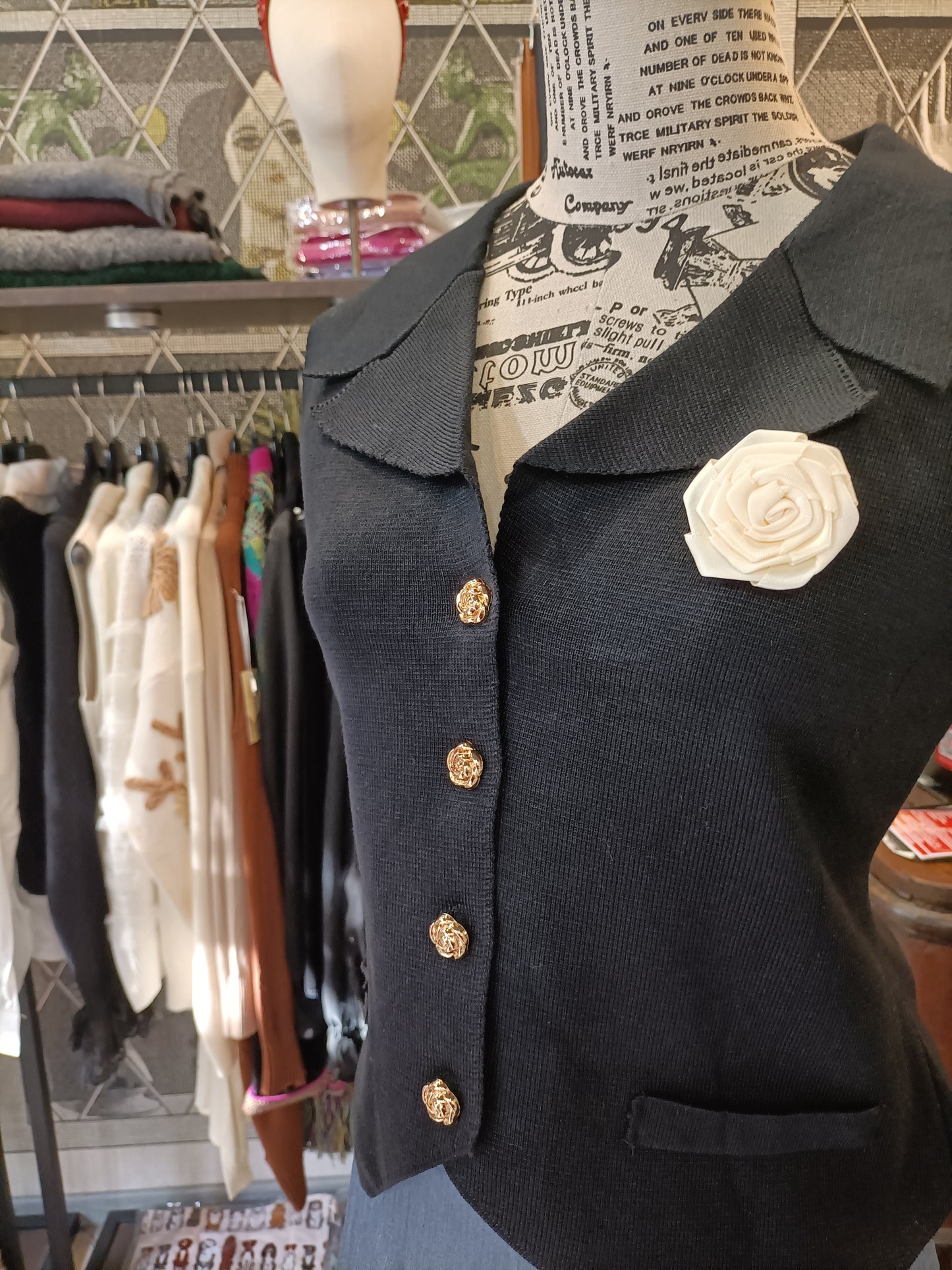 Gilet con colletto e spilla Rose nero