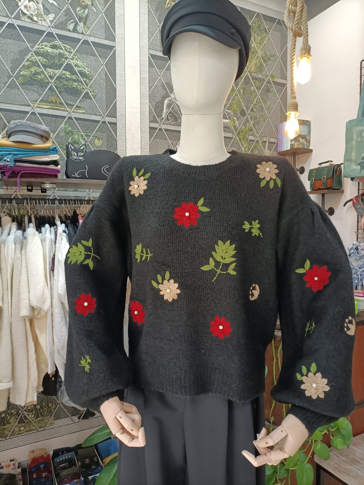 Maglione Fiori ricamato nero a maniche lunghe a palloncino