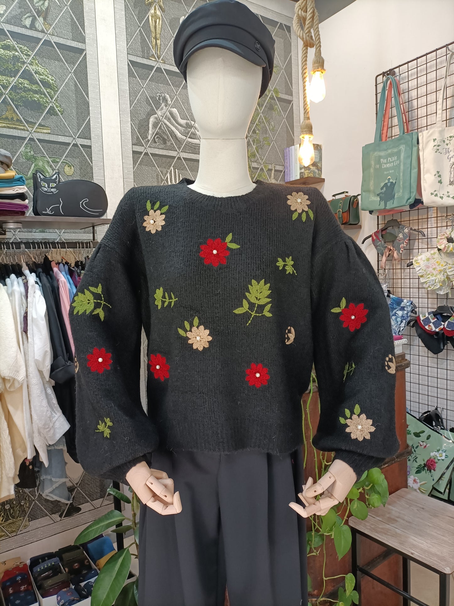 Maglione Fiori ricamato nero a maniche lunghe a palloncino