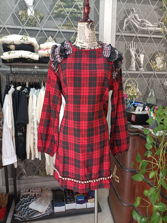 Abito tartan scozzese rosso con rouches sulle spalle e perline sull'orlo