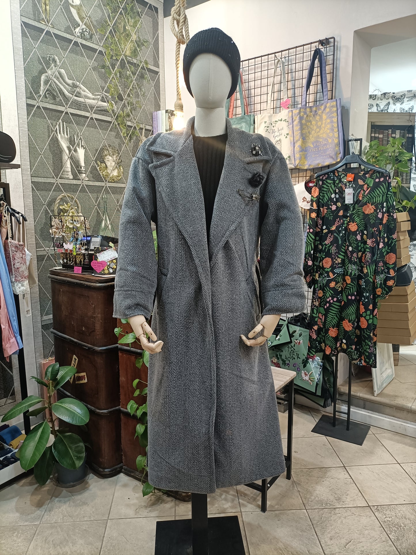 Cappotto grigio lungo con spille e cintura